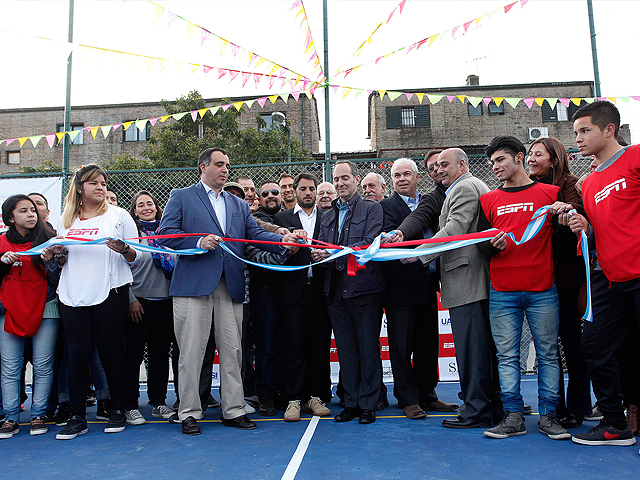 Newsline Report - Plataformas - ESPN dona un centro recreativo en La Cava