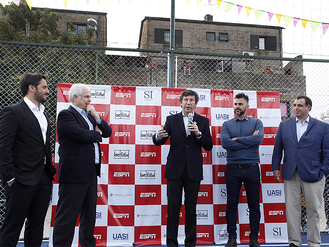 Newsline Report - Plataformas - ESPN dona un centro recreativo en La Cava