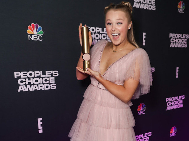 Newsline Report - Contenidos - E! Entertainment celebr los People's Choice Awards 2021