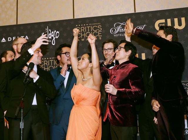 Newsline Report - Cine - Everything Everywhere All at Once triunfa en los Critics Choice Awards 2023