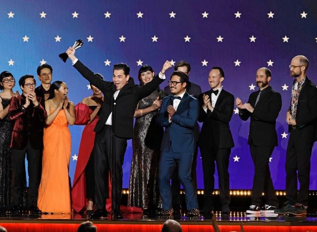 Newsline Report - Cine - Everything Everywhere All at Once triunfa en los Critics Choice Awards 2023