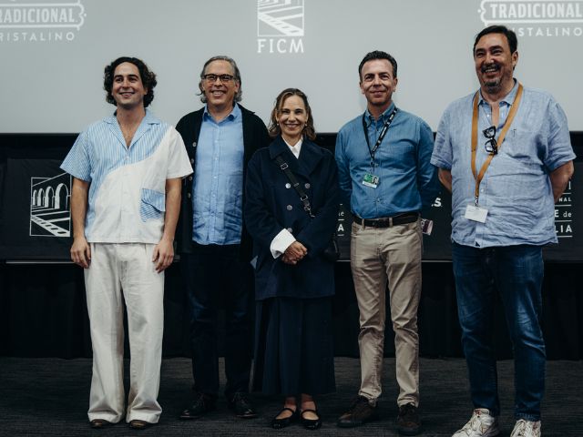 Rodrigo Prieto recibe el Premio Cuervo durante el #FICM2023