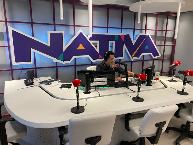 Newsline Report - Tecnologa - Equipa Radio Nativa su estudio principal con el mezclador digital AEQ Forum Ip SPLIT