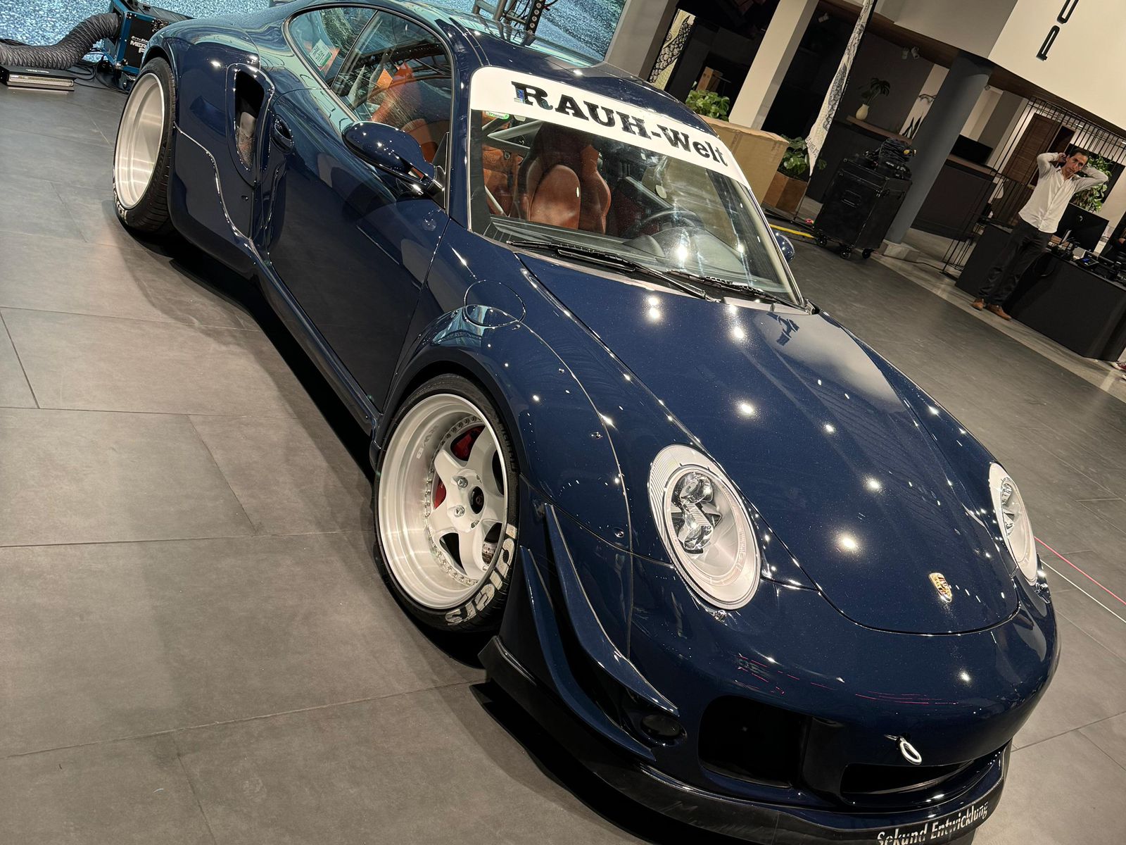 JUCA SE UNE A LA LITE AUTOMOTRIZ CON UN RWB PERSONALIZADO POR EL CONO DEL TUNING, AKIRA NAKAI