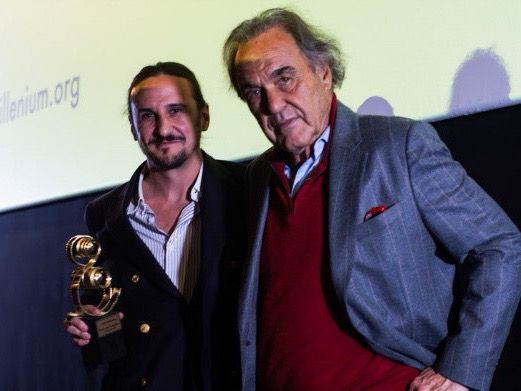OLIVER STONE OTORGA RECONOCIMIENTO A PRESIDENTE DE FUNDACIN IDENTIDAD NACIONAL
