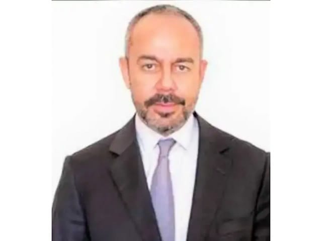 EMPRESARIO DAVID MARTNEZ ADQUIRE 7.48% DE LAS ACCIONES DE TELEVISA