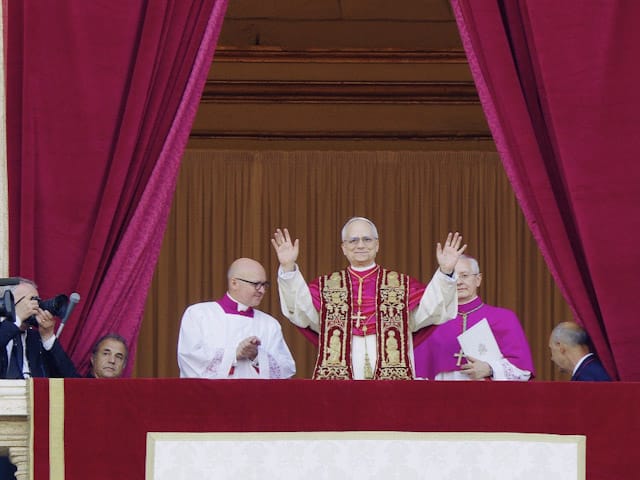 Newsline Report - Tecnologa - La cmara Sony HDC-5500 inmortaliza el anuncio del Papa Len XIV