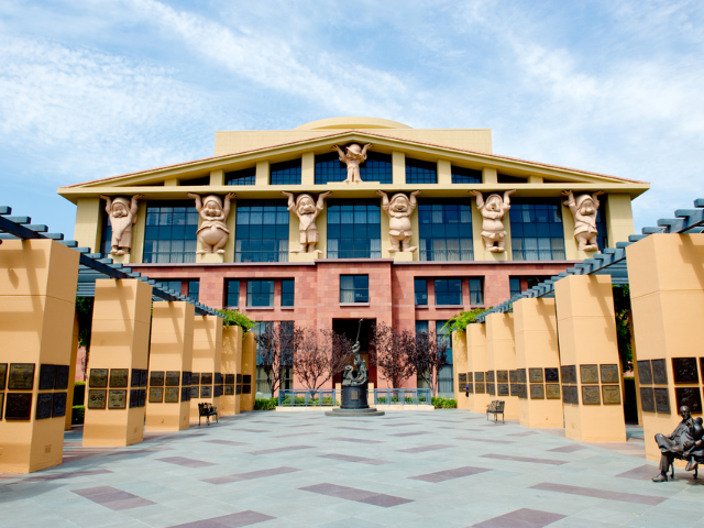 Newsline Report - Negocios - Disney gana USD 2.250 millones impulsado por streaming y parques en EE.UU.