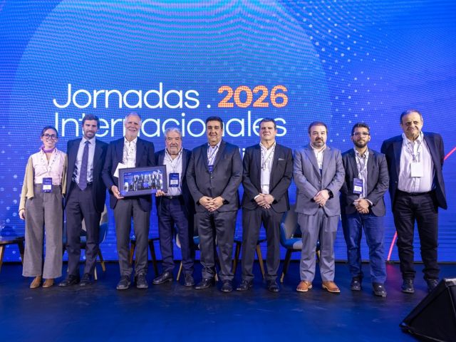 Newsline Report - Negocios - Alejandro Lastra fue reconocido por su aporte a la construcci�n de �Mesa TIC�
