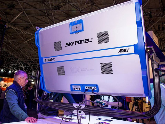Newsline Report - Tecnologa - ARRI lanz su nuevo SkyPanel S360-C