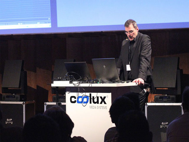 Christie compra a Coolux