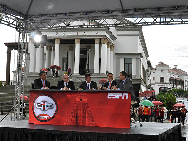 Newsline Report - Plataformas - ESPN presenta su show 'Fuera de Juego' desde Guatemala
