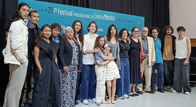 Lila Avilés, directora de Tótem, junto al talento de la película, en el marco del Festival Internacional de Cine de Morelia